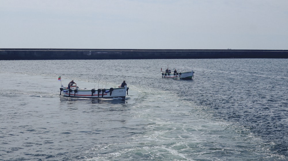 Ein paar Boote, die im Wasser sind