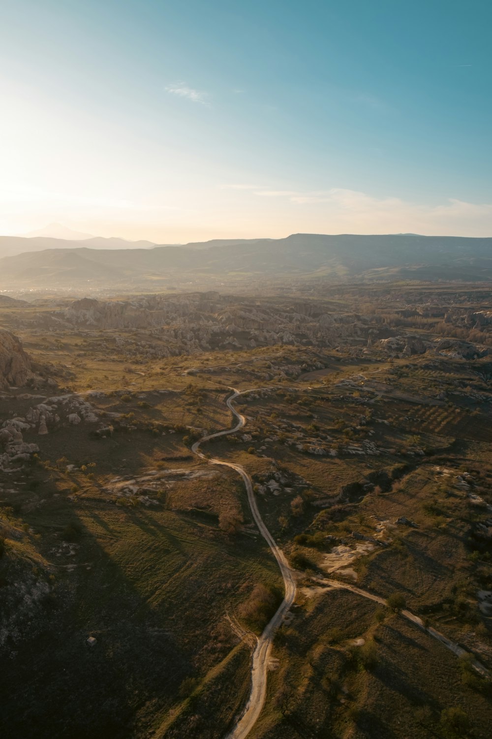 Una vista aérea de una carretera sinuosa en el desierto