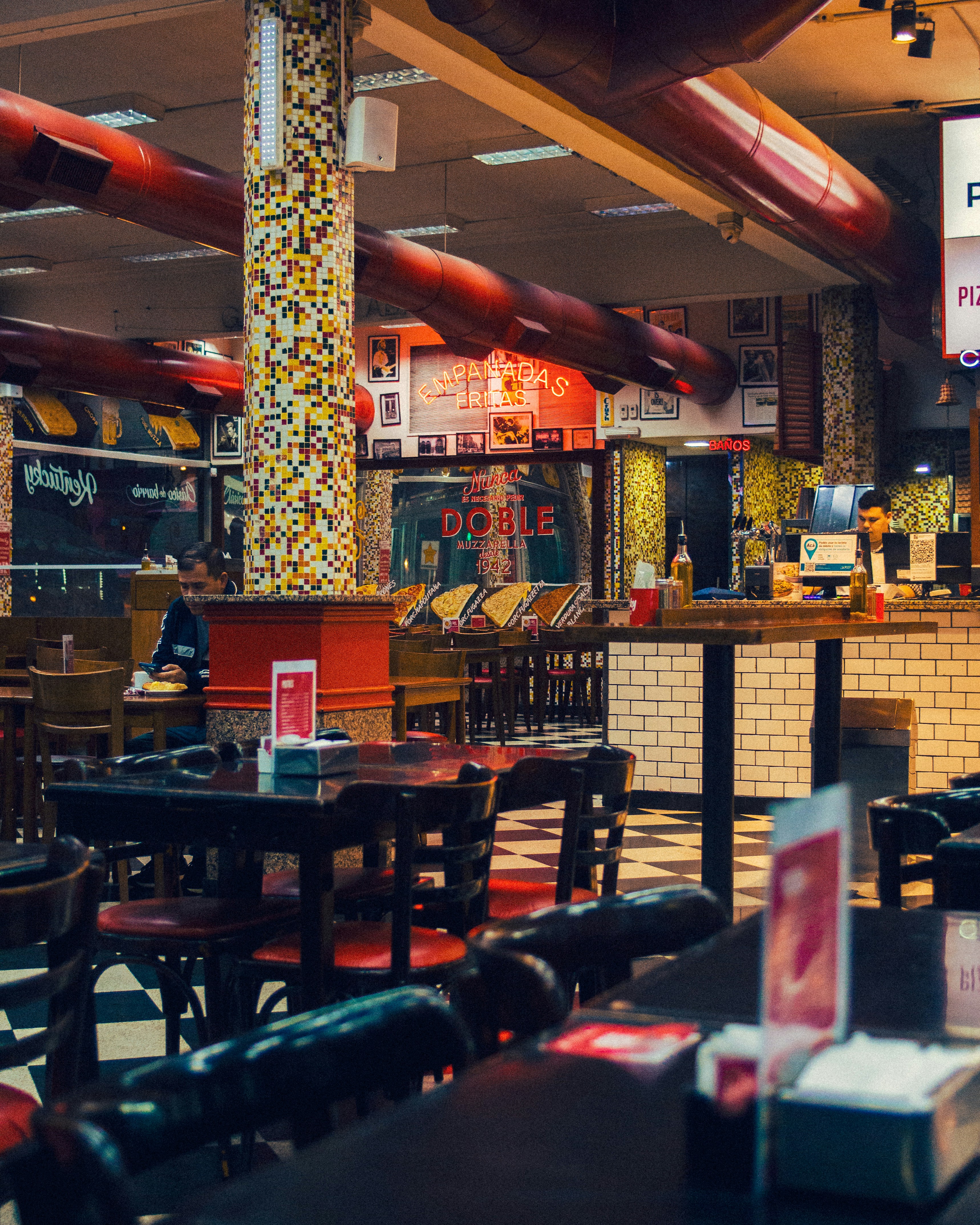 um restaurante cheio de muitas mesas e cadeiras