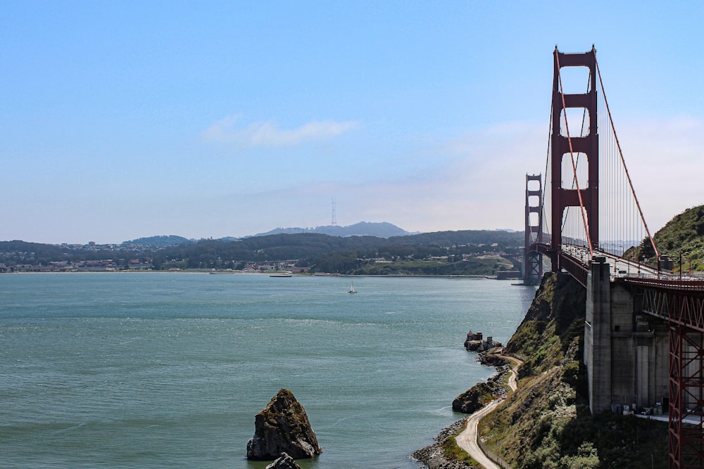Uma vista da ponte Golden Gate do outro lado da baía