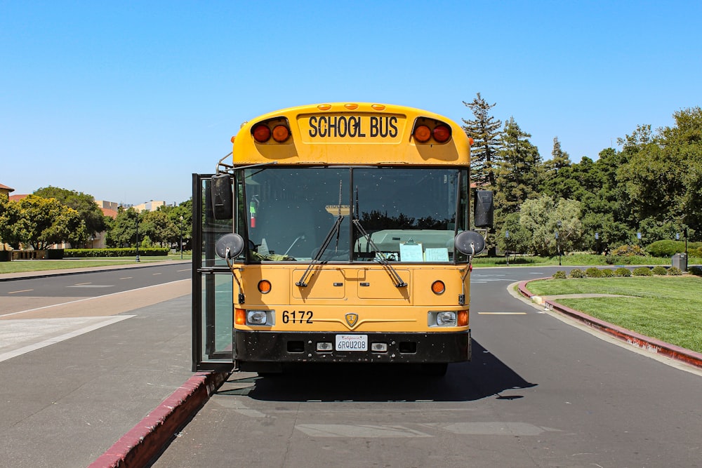 Un autobús escolar amarillo conduciendo por una calle