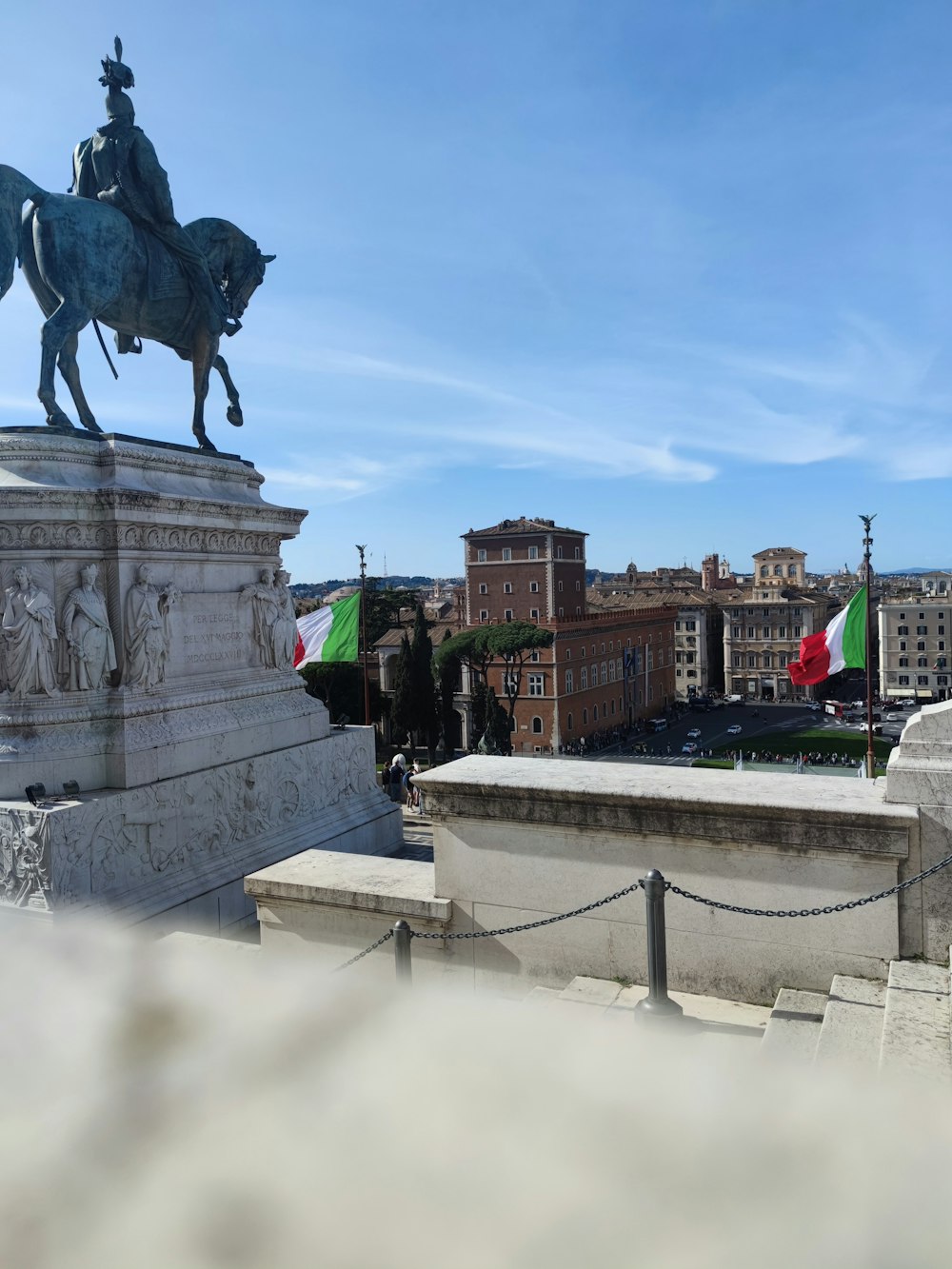 Una statua di un uomo su un cavallo in una città