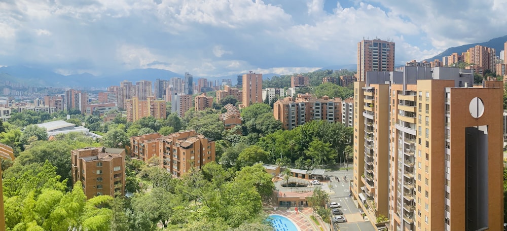 une vue d’une ville depuis un immeuble de grande hauteur