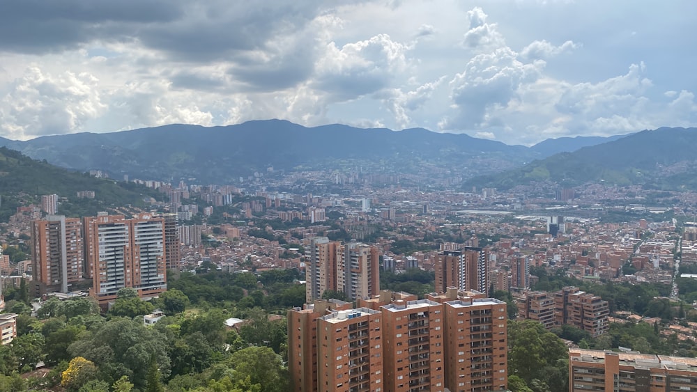 Blick auf eine Stadt mit Bergen im Hintergrund