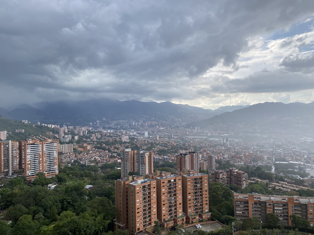 Blick auf eine Stadt mit Bergen im Hintergrund