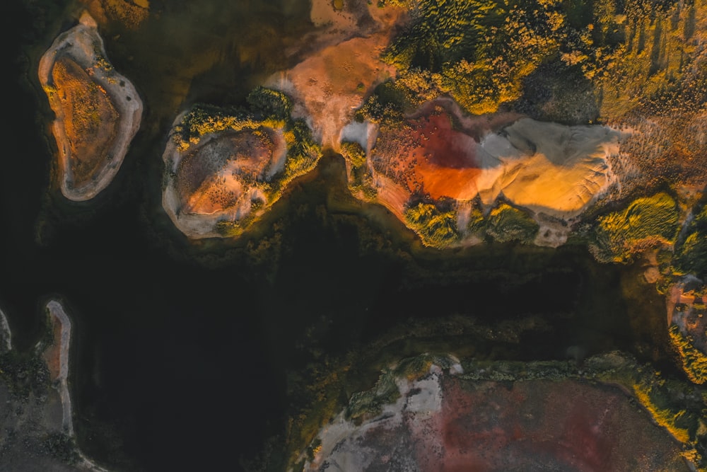 una veduta aerea di uno specchio d'acqua