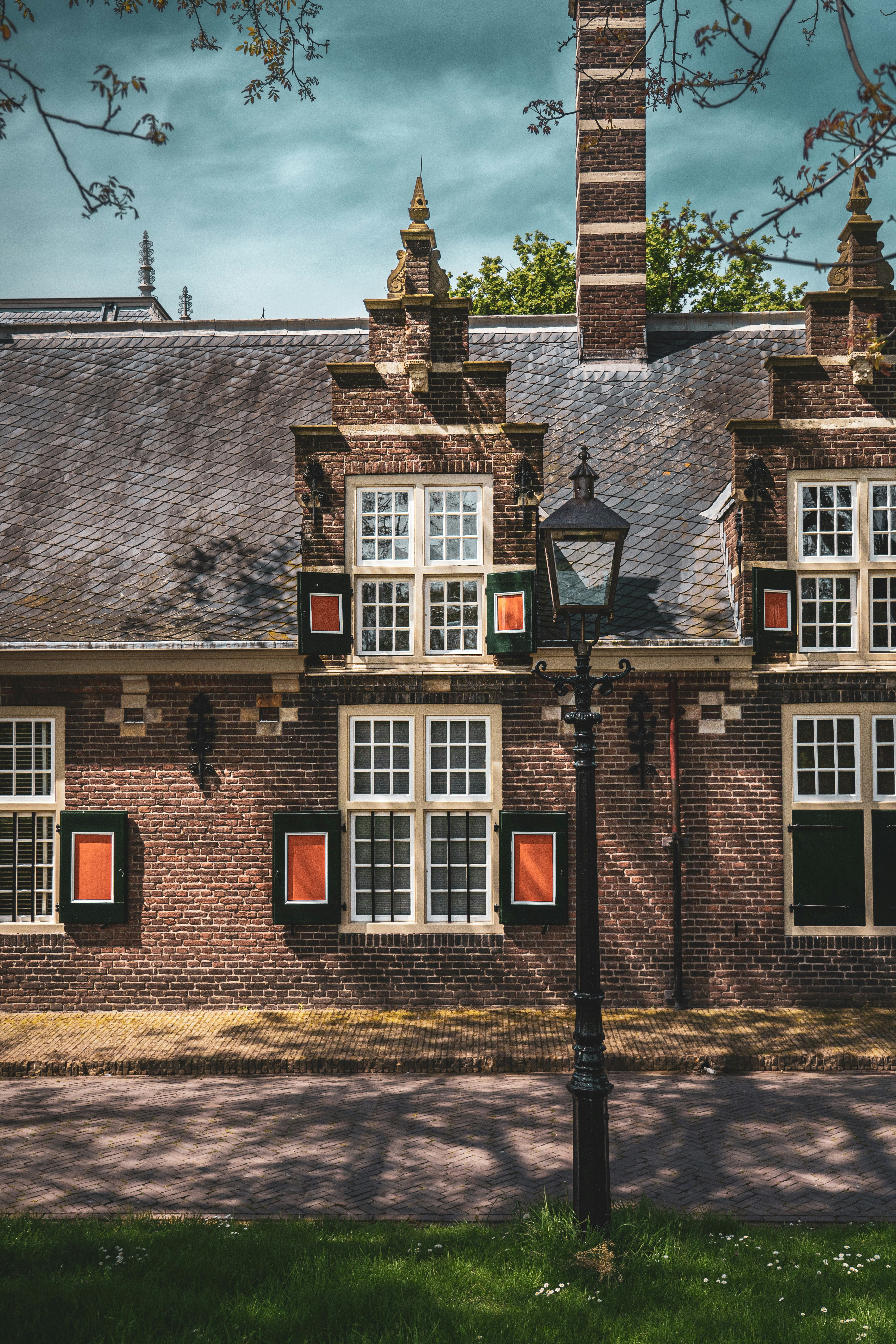 Un alto edificio in mattoni con finestre e una torre dell'orologio