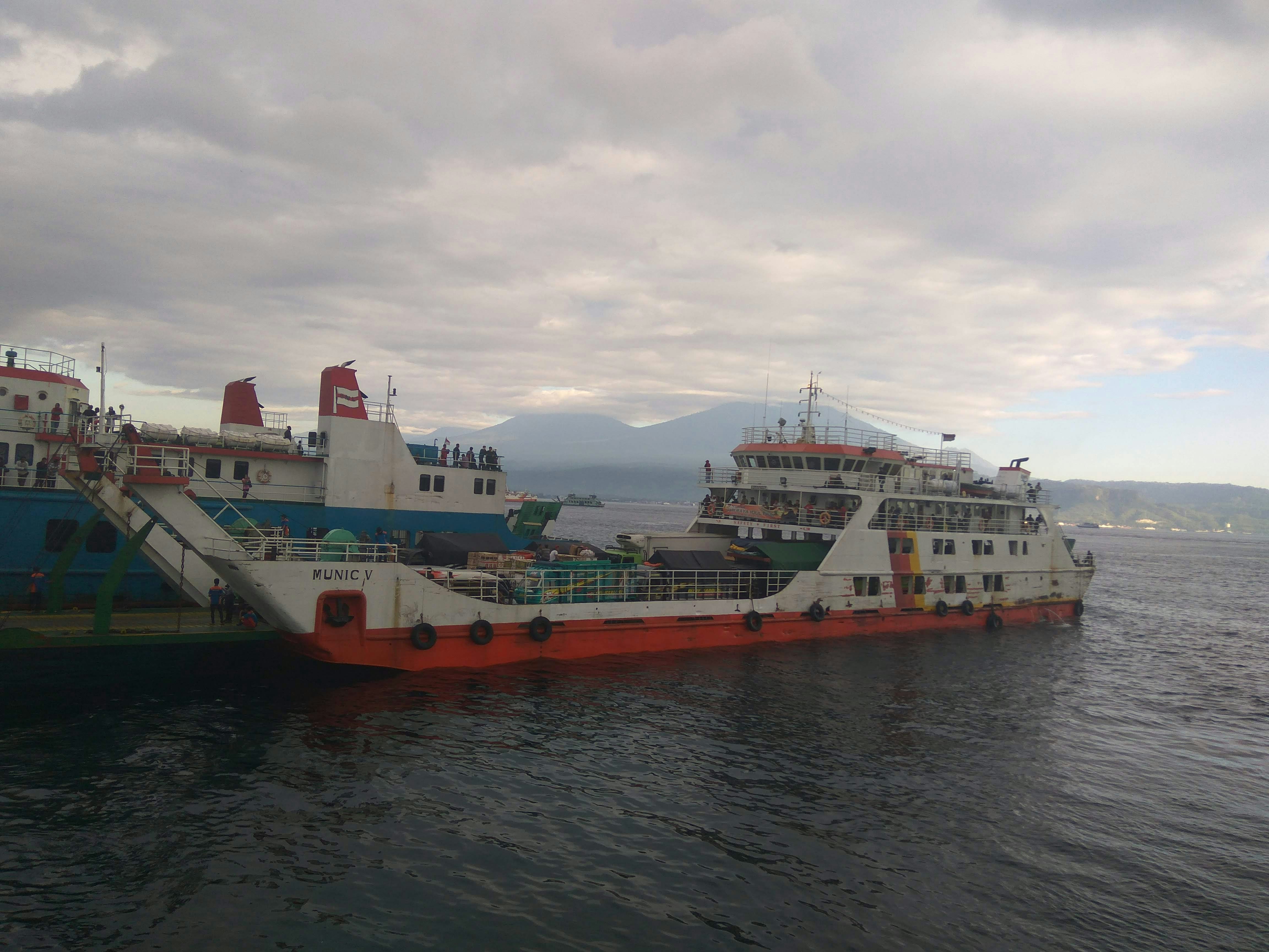 Puerto de Dalcahue con transbordador y montañas