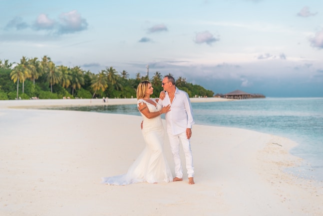 A couple enjoying a sunset on a turquoise beach in Cancún.