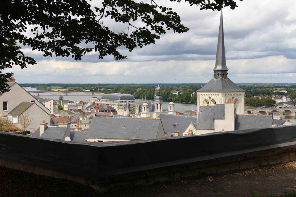 Une vue d’une ville depuis un toit