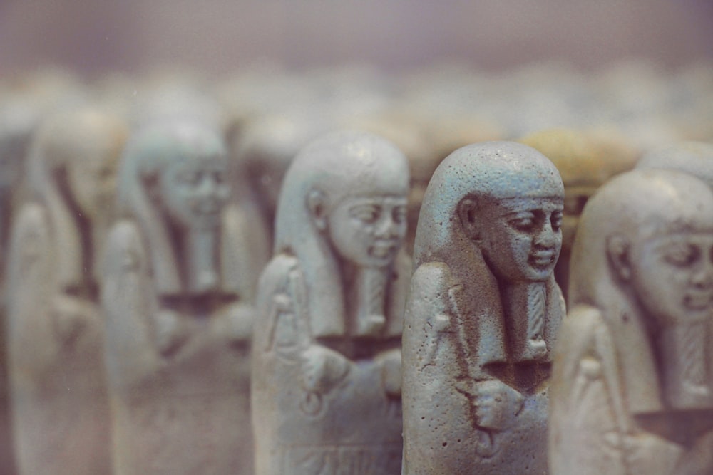 um close up de um grupo de estátuas