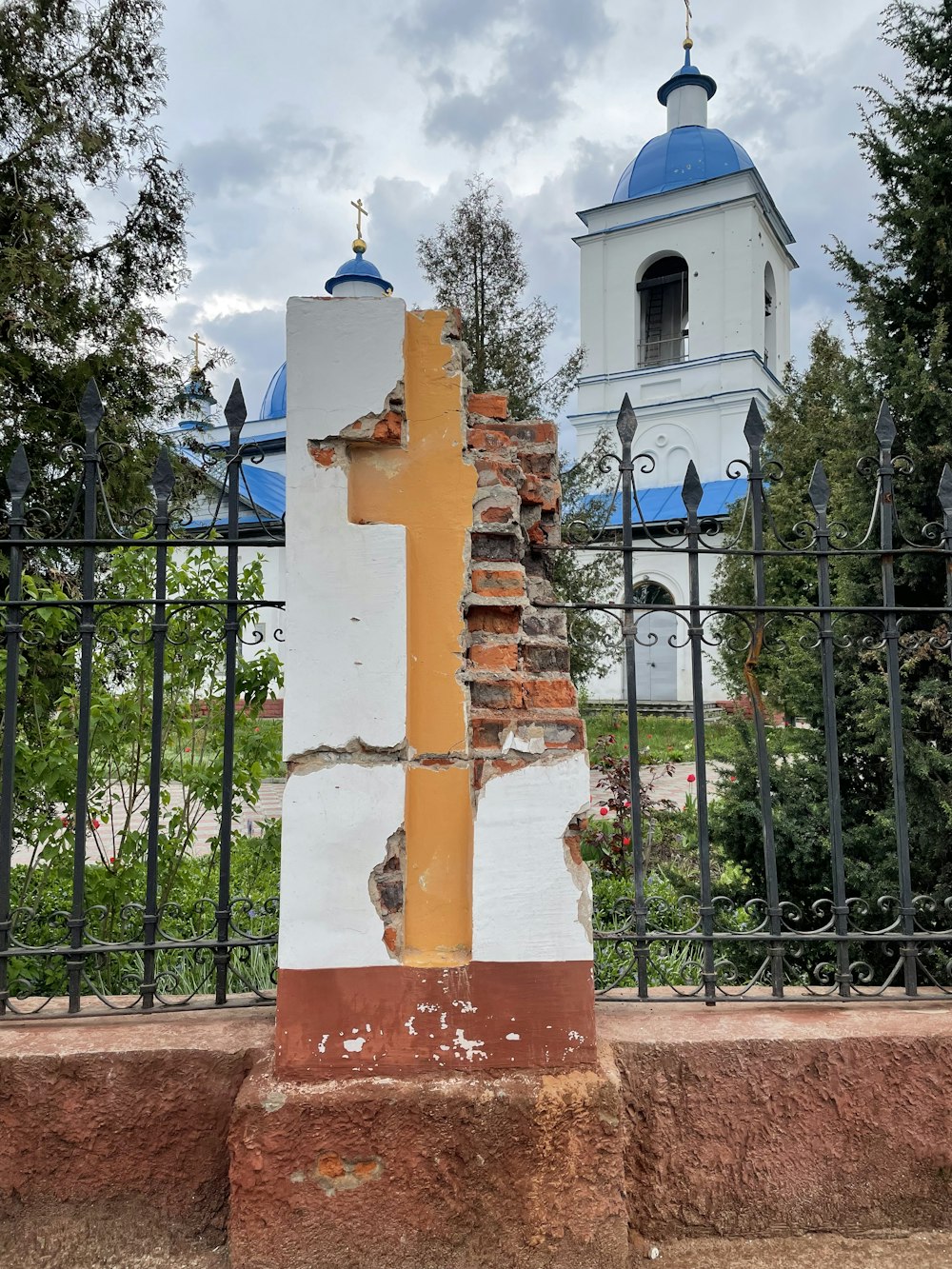 ein Kreuz, das an die Seite eines Gebäudes gemalt ist