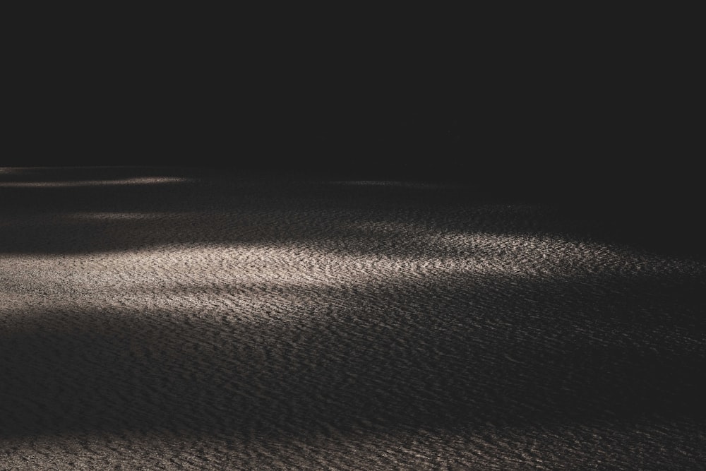 Une photo en noir et blanc d’une dune de sable