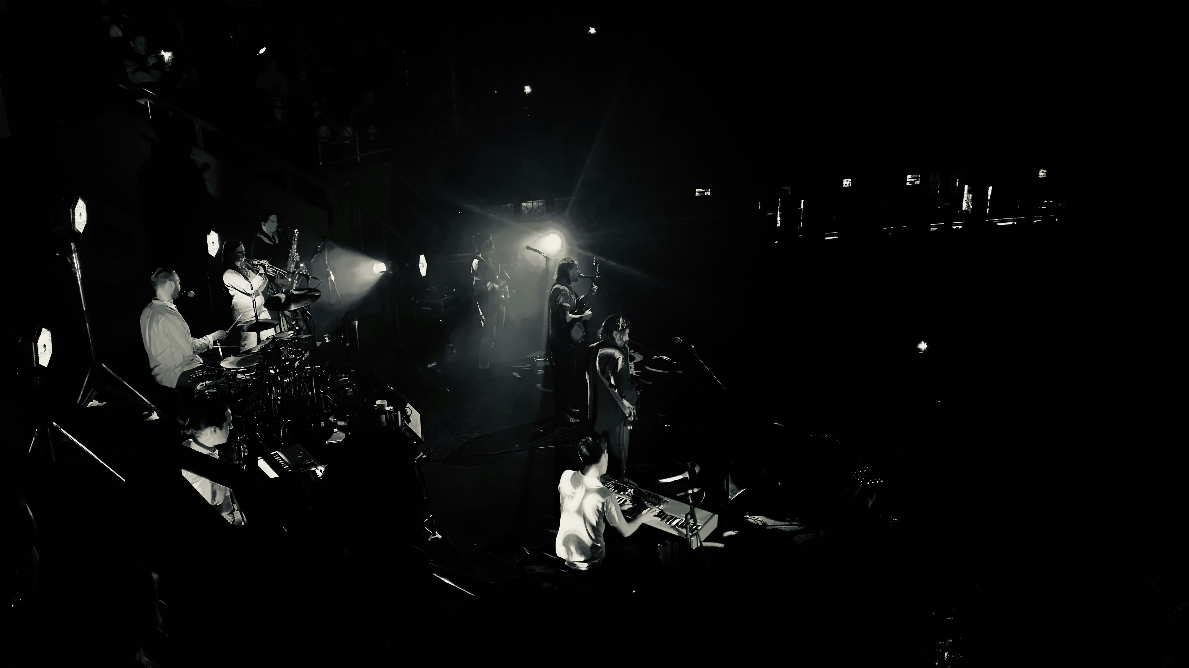 ein Schwarz-Weiß-Foto einer Band auf der Bühne