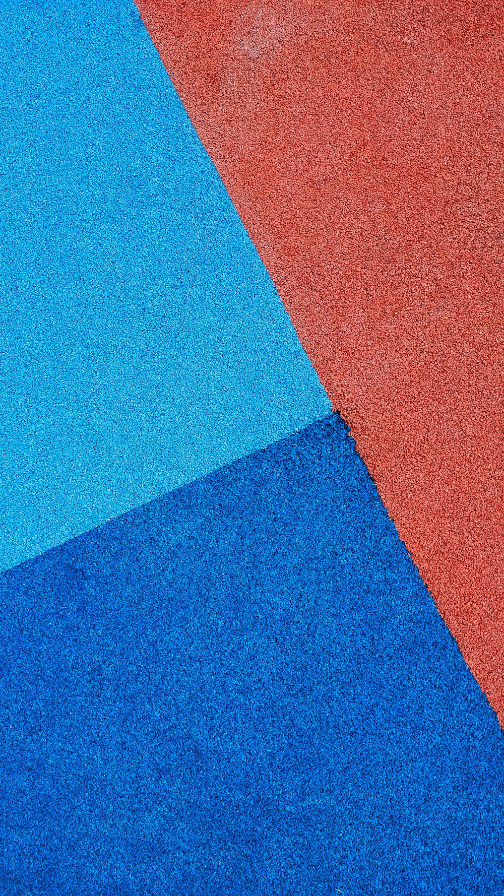 Un primer plano de una alfombra roja, azul y naranja