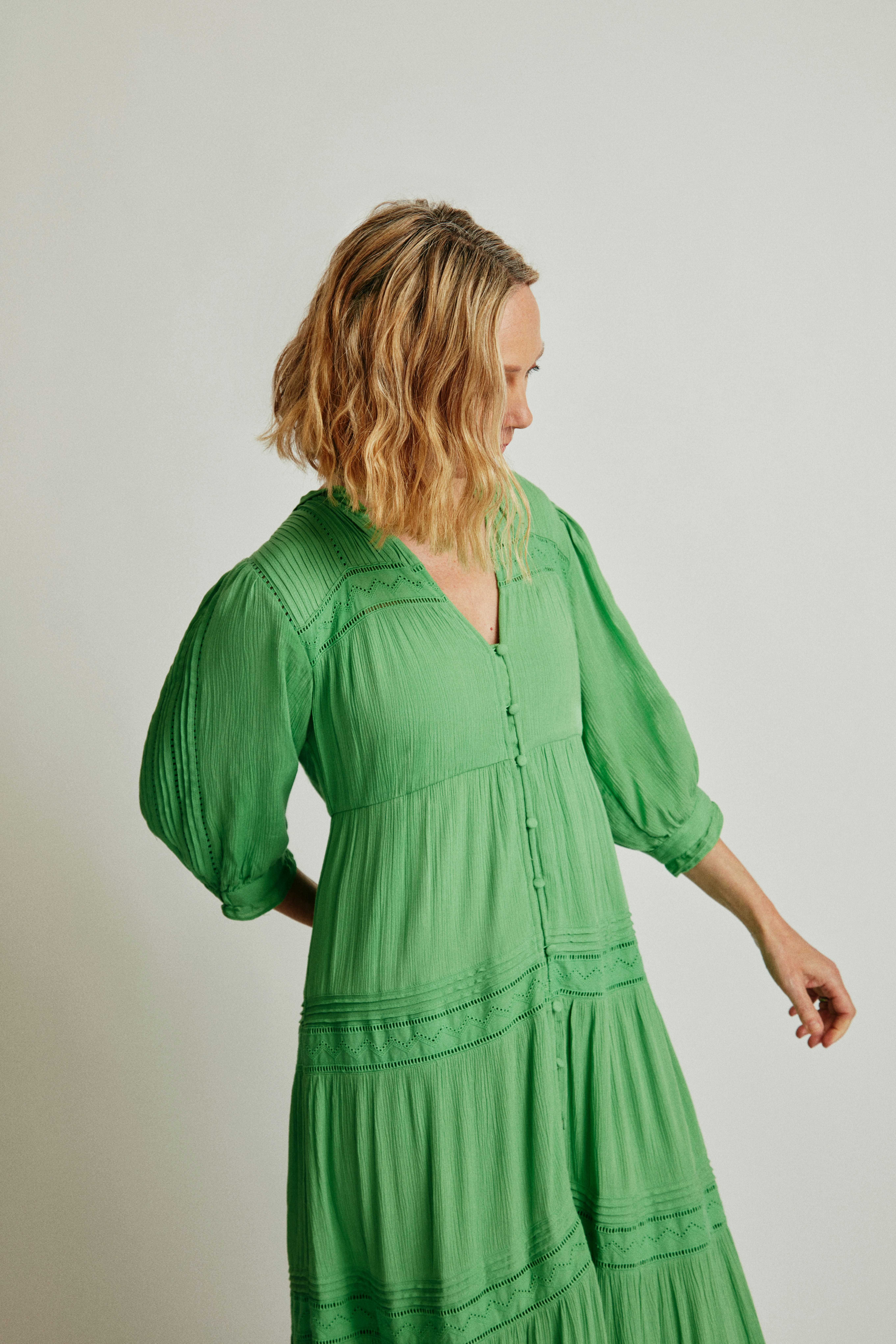 A woman is wearing a green dress photo – Free Dress Image on Unsplash
