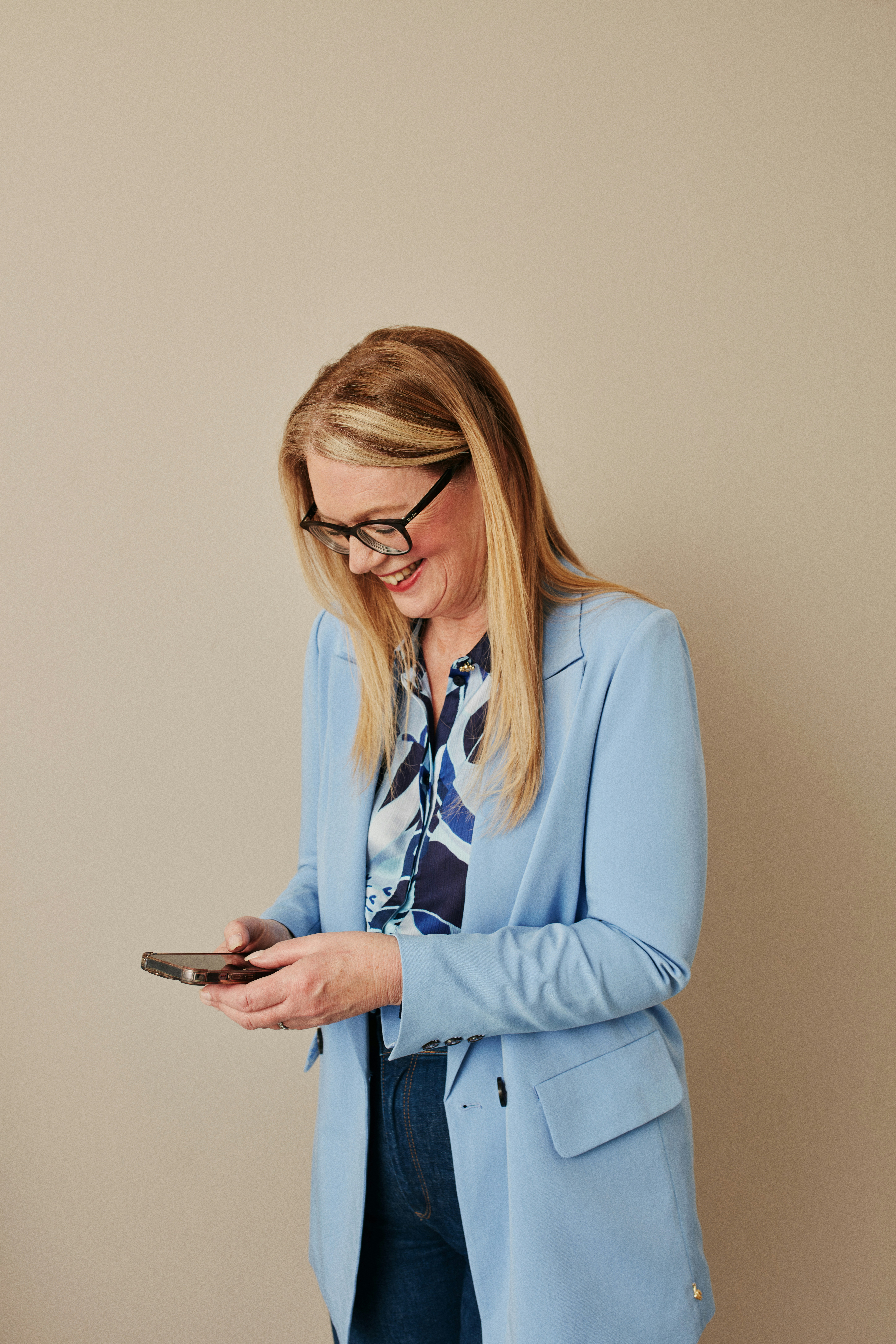 A SyncBridge customer checking conversations from her phone