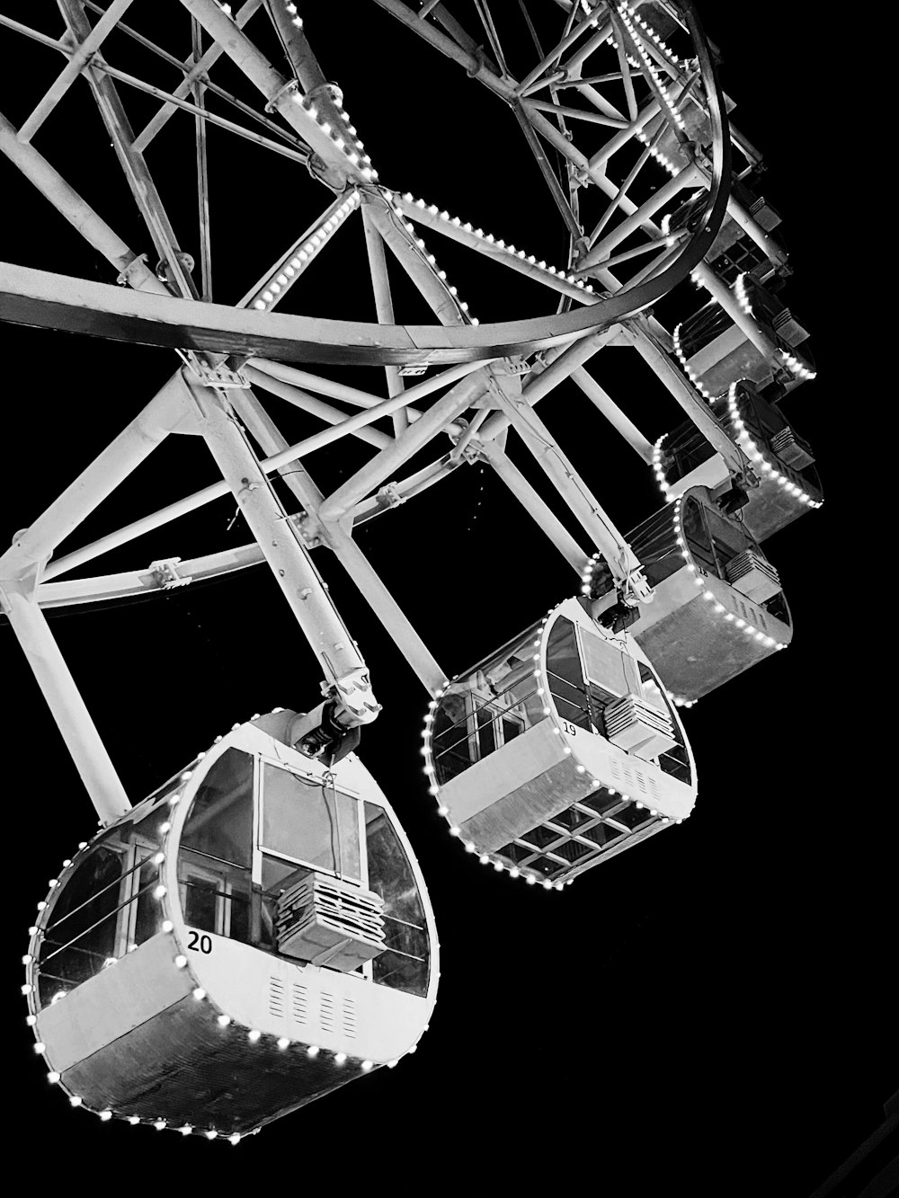 Une photo en noir et blanc d’une grande roue
