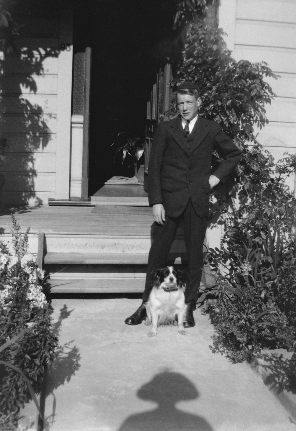 uma foto em preto e branco de um homem e seu cachorro