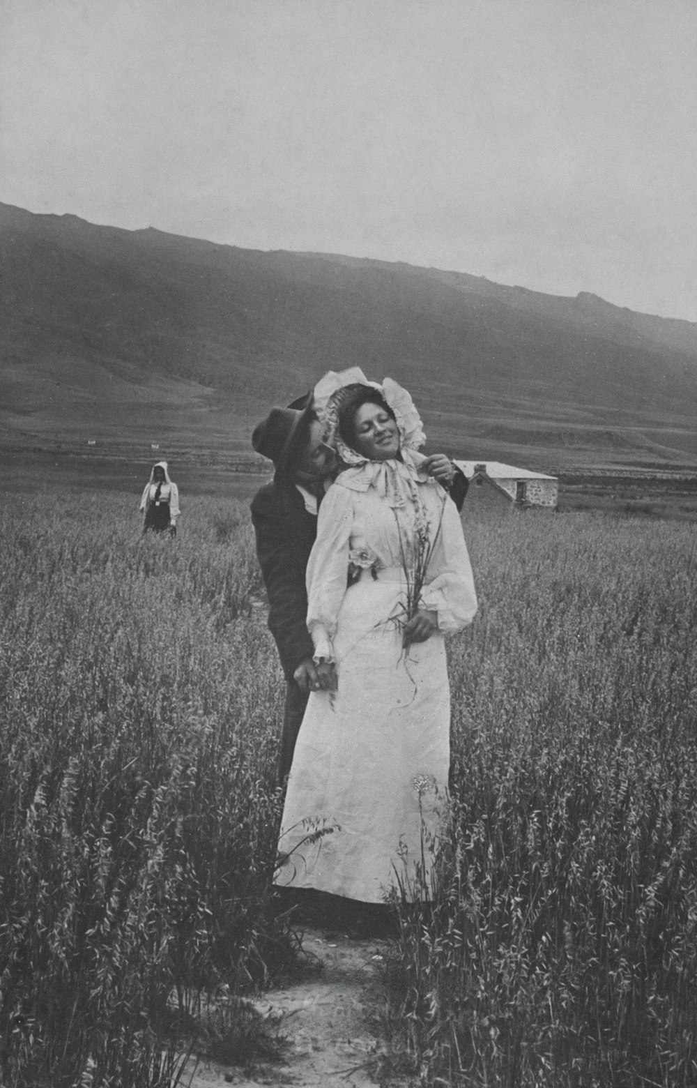 Un hombre y una mujer caminando por un campo