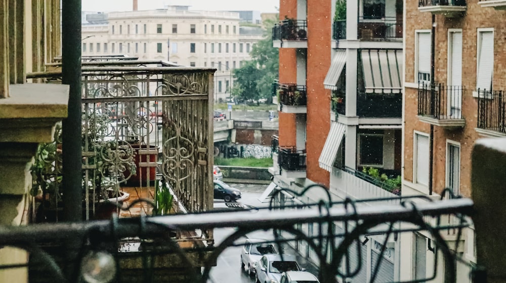 una vista di una città da un balcone