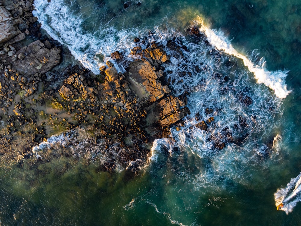 Vista aérea do oceano e das rochas