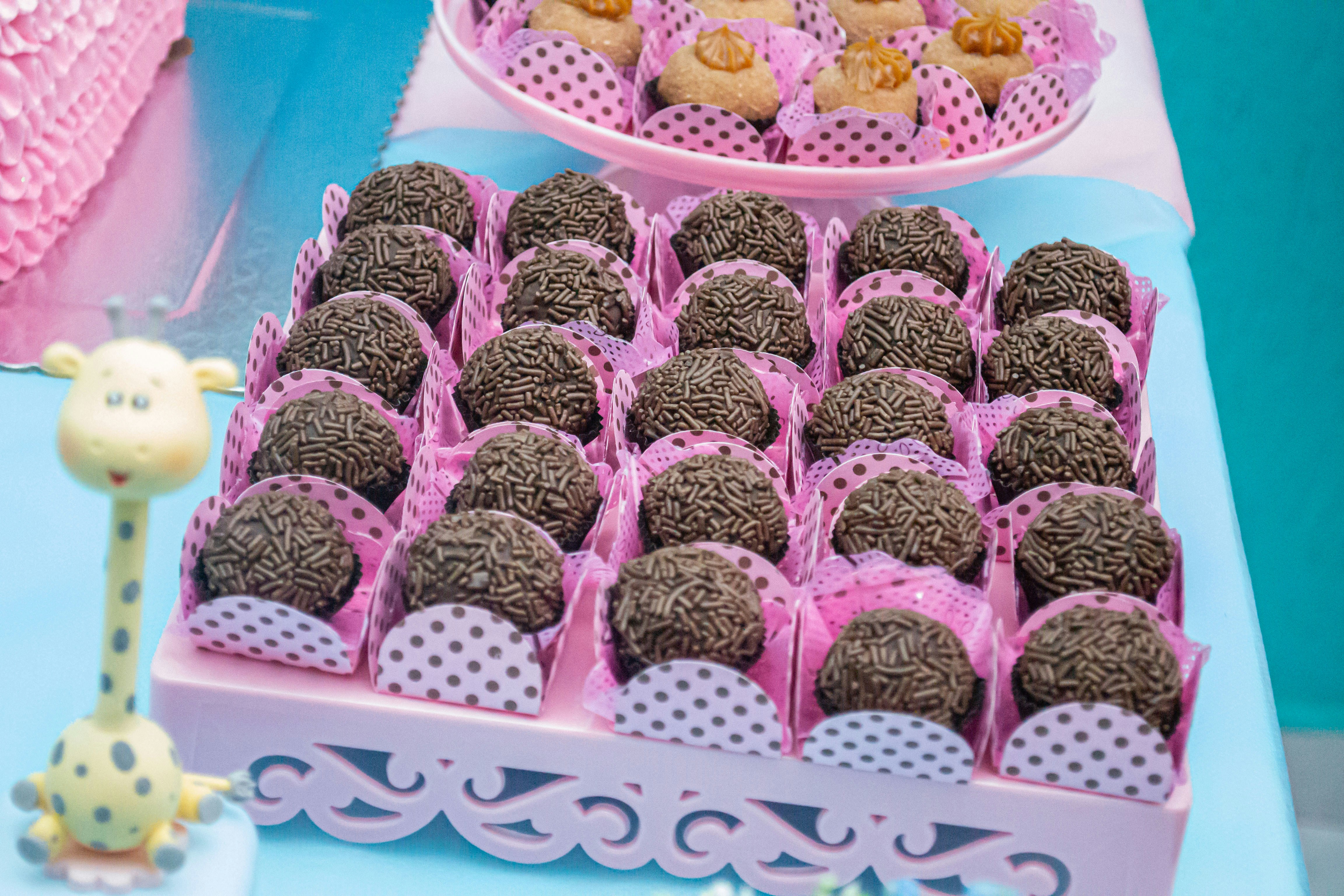 un tavolo sormontato da un sacco di torte e dessert