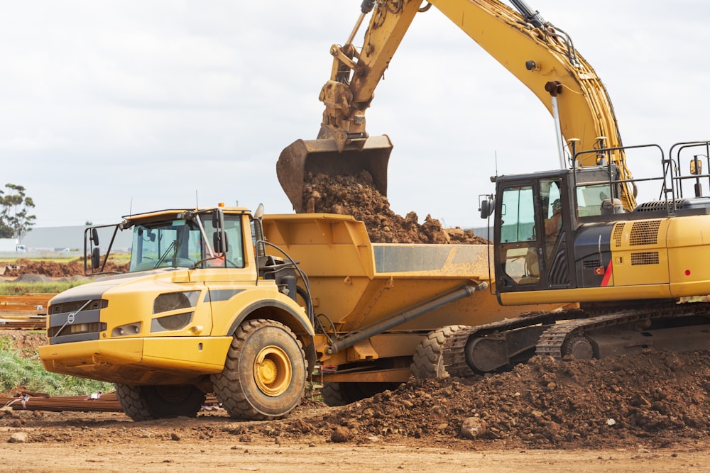 Ein Bulldozer gräbt Erde auf einer Baustelle