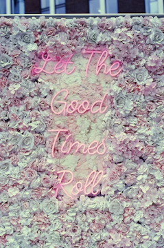 a sign that says let the good times roll