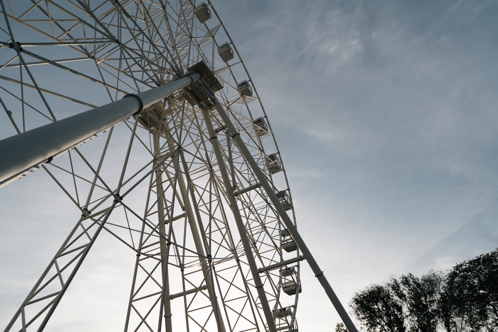 uma grande roda-gigante sentada em cima de um campo