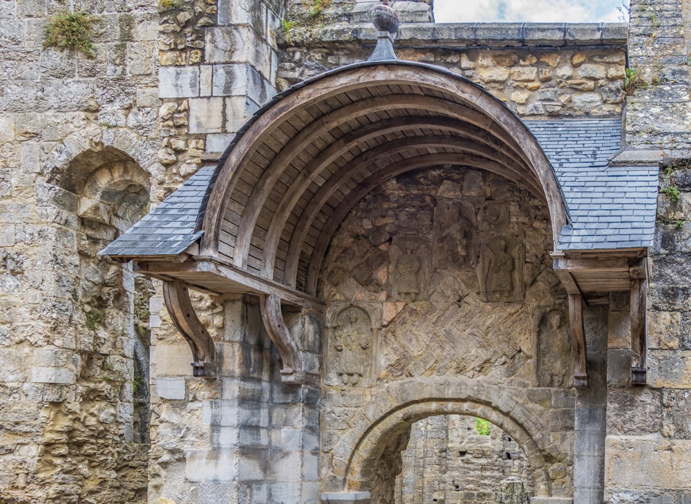 Un antiguo edificio de piedra con un arco de piedra