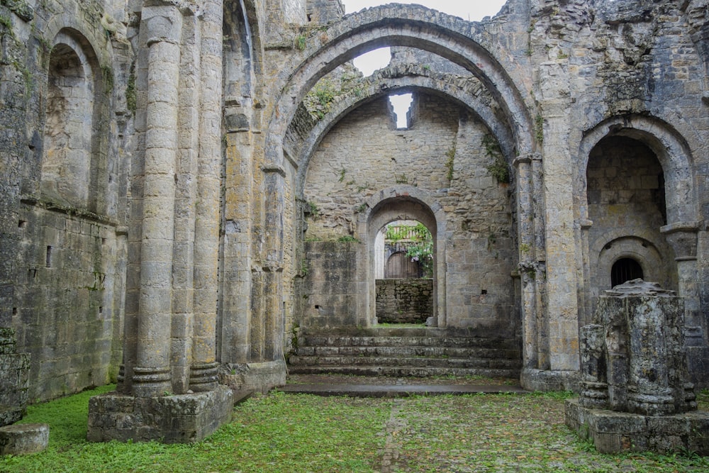 Un bâtiment en pierre avec un bouquet d’arches