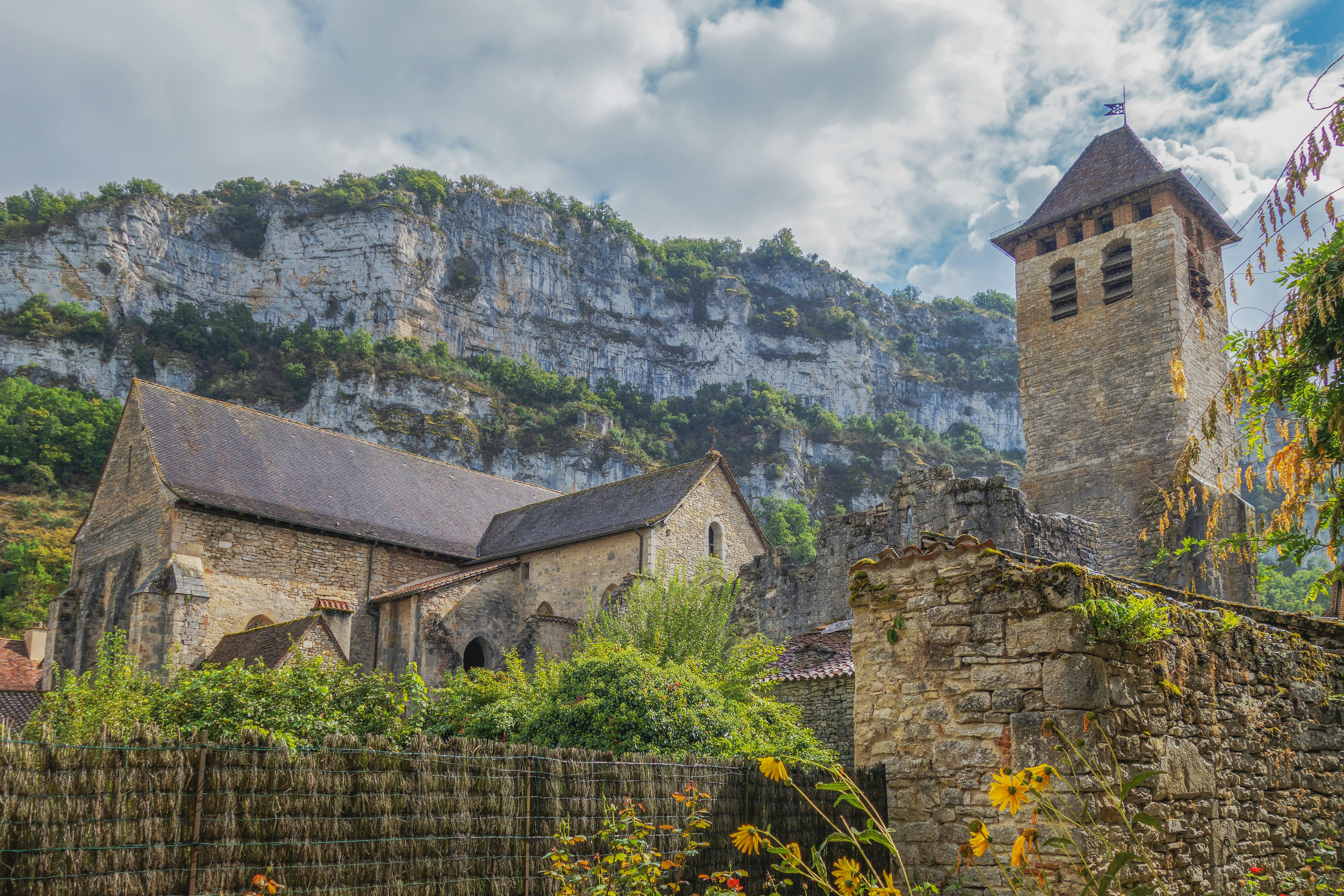 Paysages, villages, et monuments le long de la vallée du Célé dans le département du Lot en France.