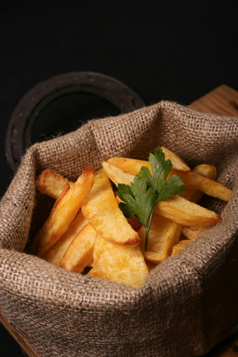 um saco cheio de batatas fritas sobre uma mesa