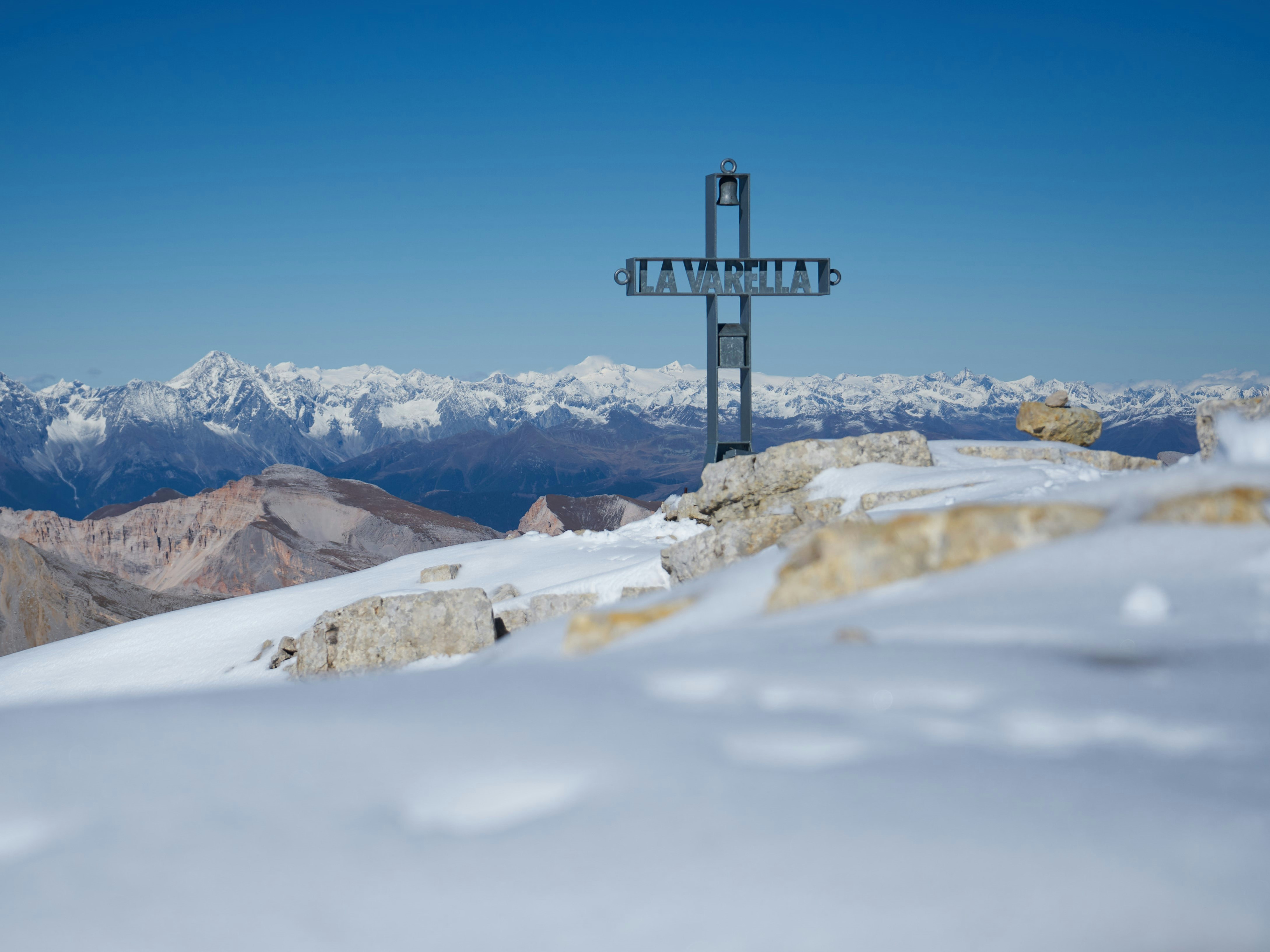 un panneau au sommet d’une montagne enneigée