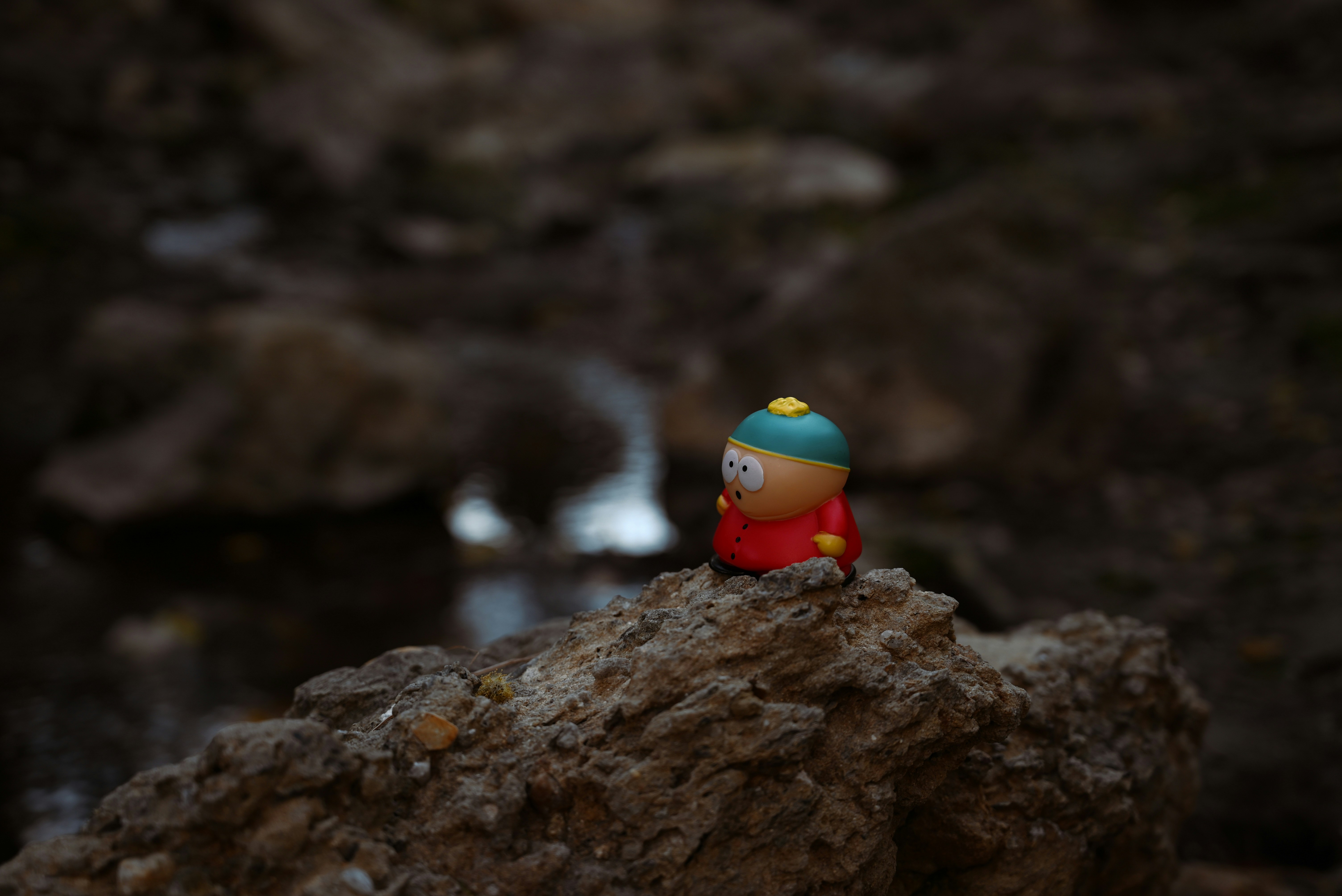 um pequeno brinquedo sentado em cima de uma rocha