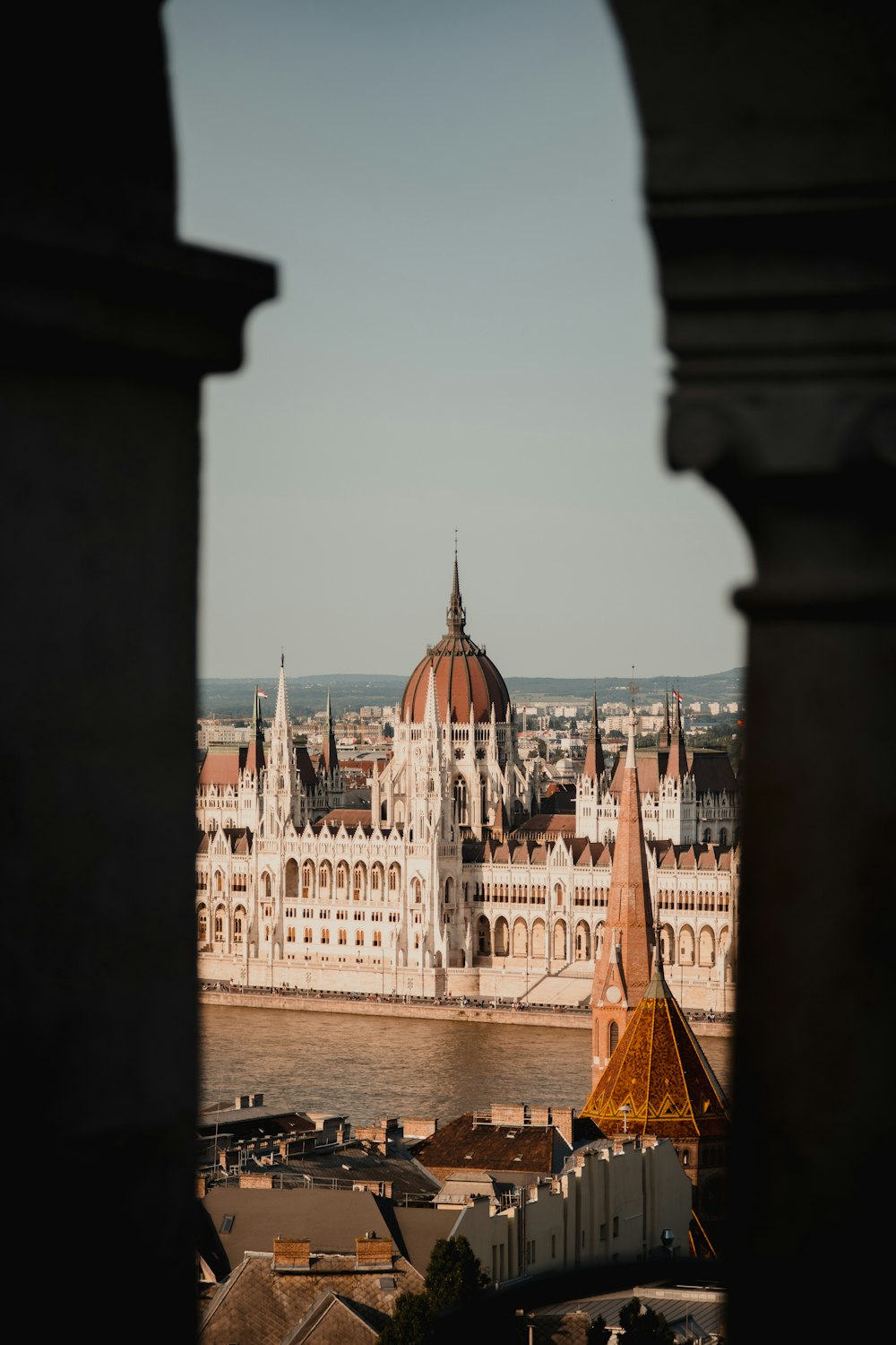 uma vista de um grande edifício a partir de uma janela