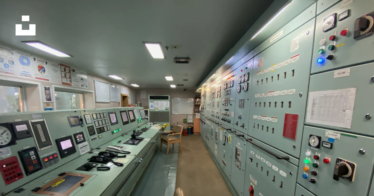 たくさんの電子機器でいっぱいのコントロールルームの写真 – Unsplashの制御室の無料画像