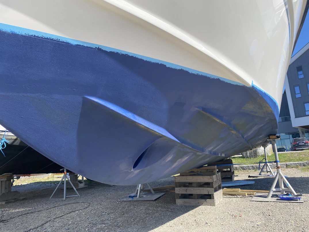 Estaleiro com embarcação em manutenção - orçamento de pintura náutica Coninco