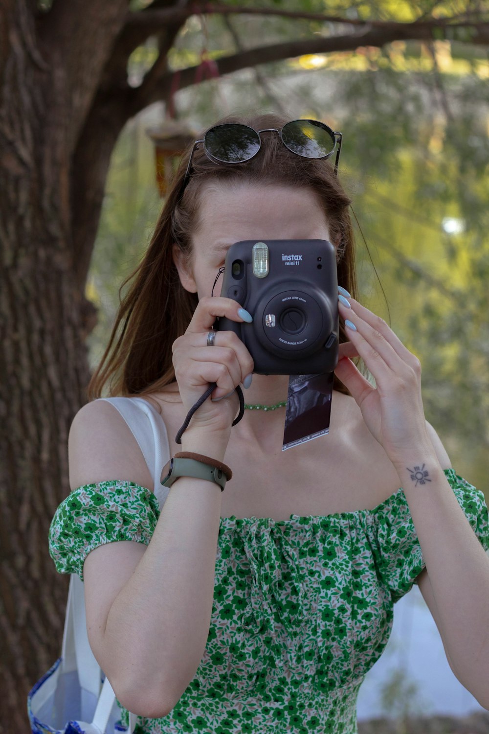 una donna che scatta una foto di se stessa con una macchina fotografica