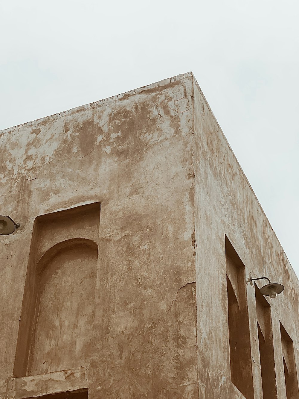 un grand bâtiment avec une horloge sur le côté