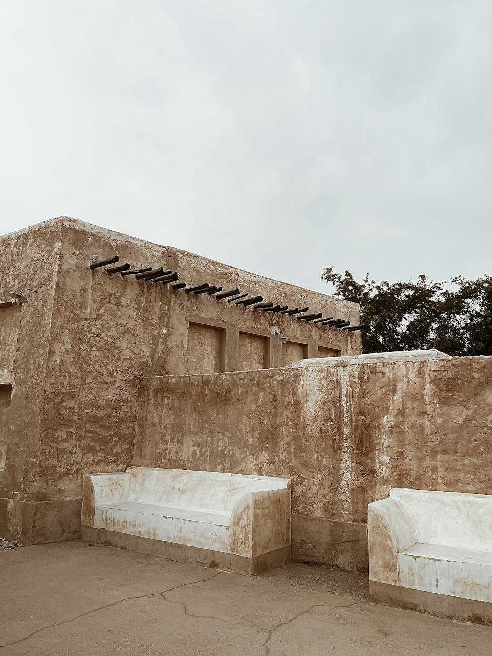 quelques bancs assis devant un bâtiment