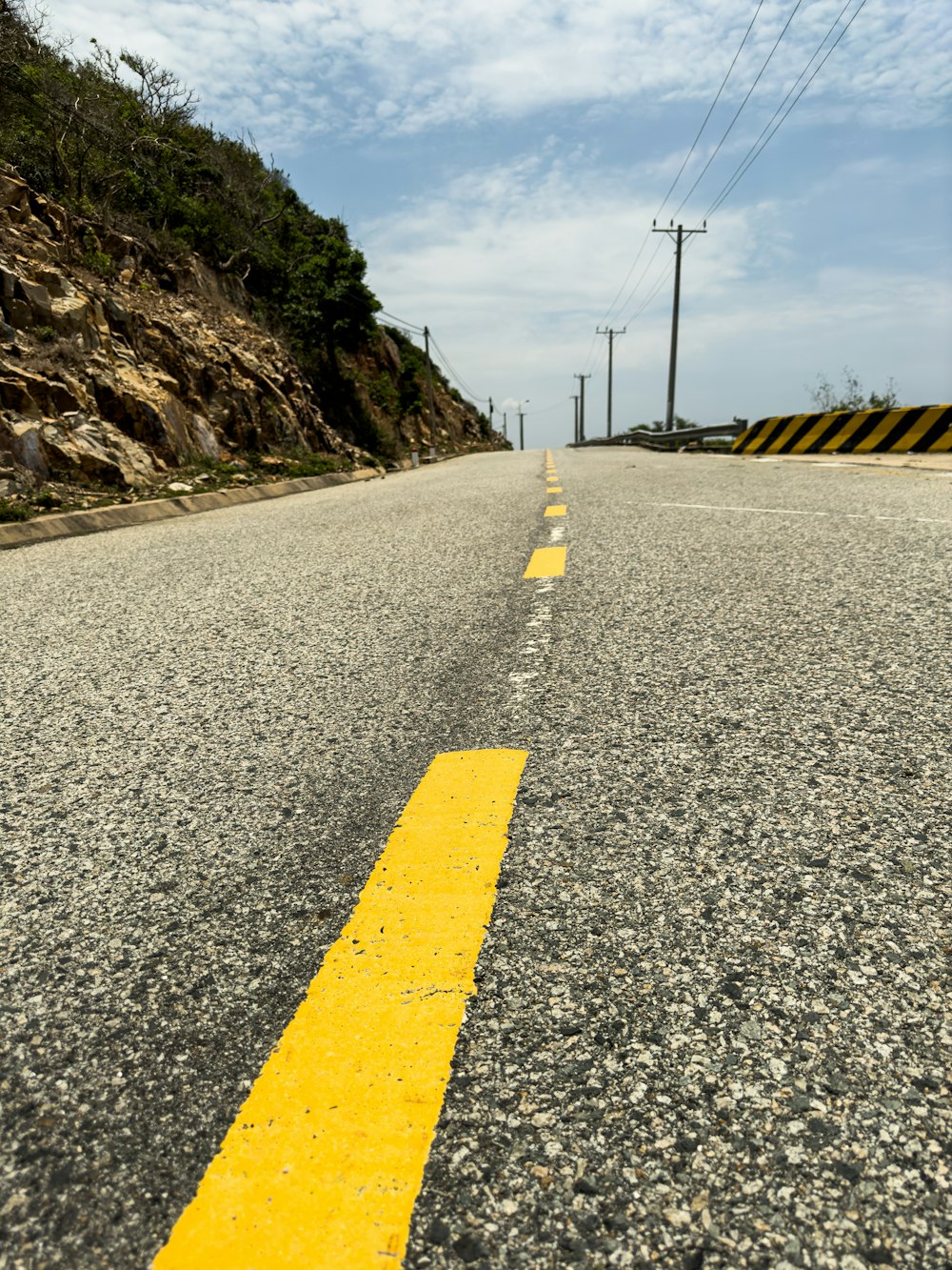 una linea gialla sul lato di una strada