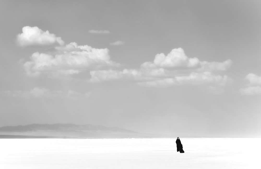 Una persona sola in piedi nel mezzo di una pianura