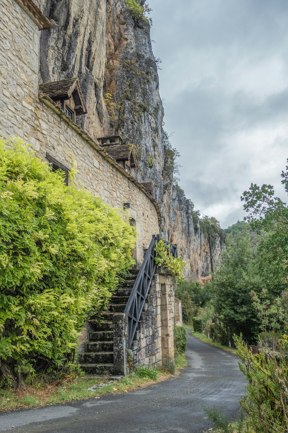 un edificio de piedra con un conjunto de escaleras al lado