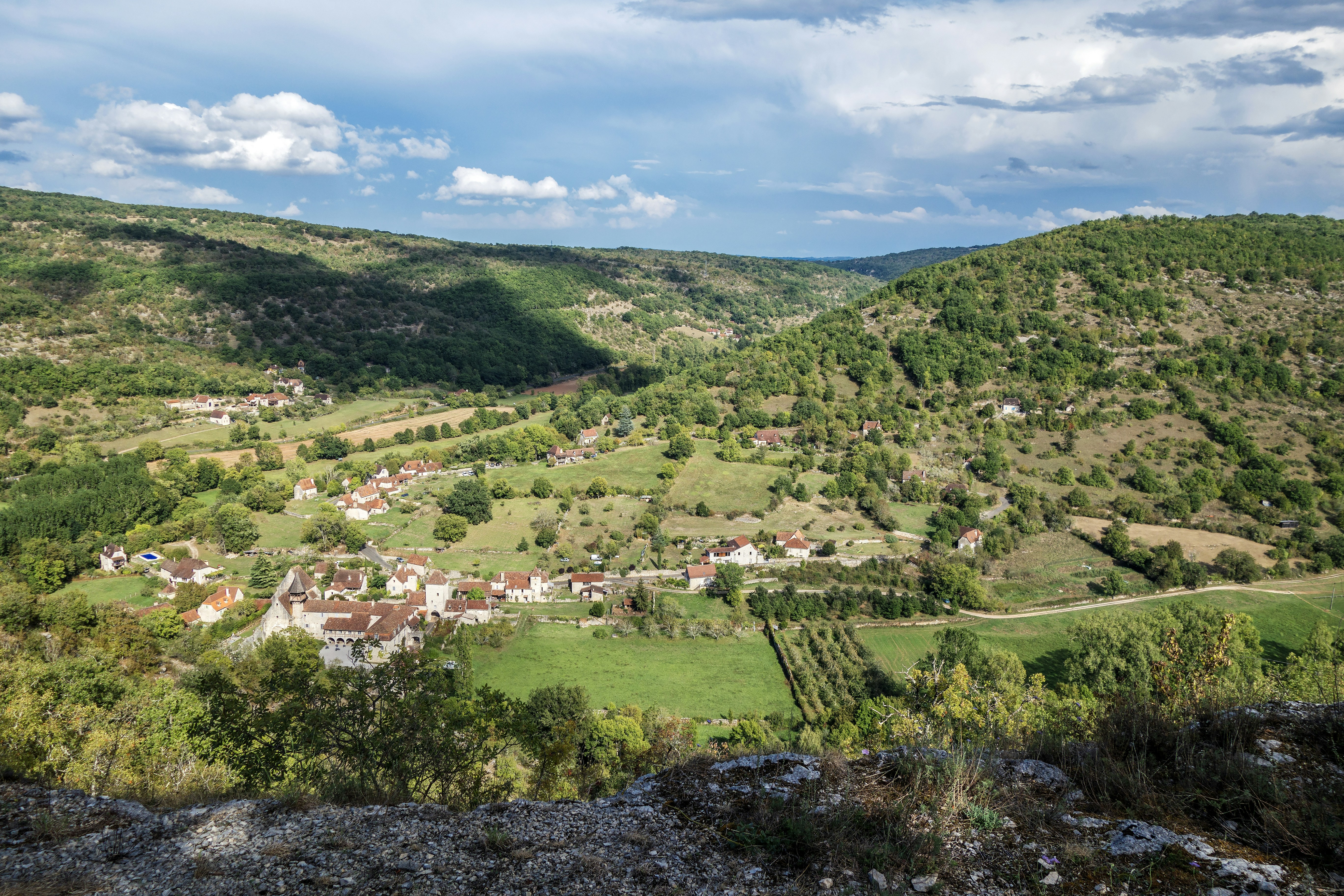 gray computer monitor