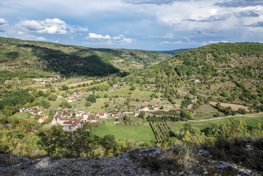 Un petit village niché dans une vallée entourée de montagnes