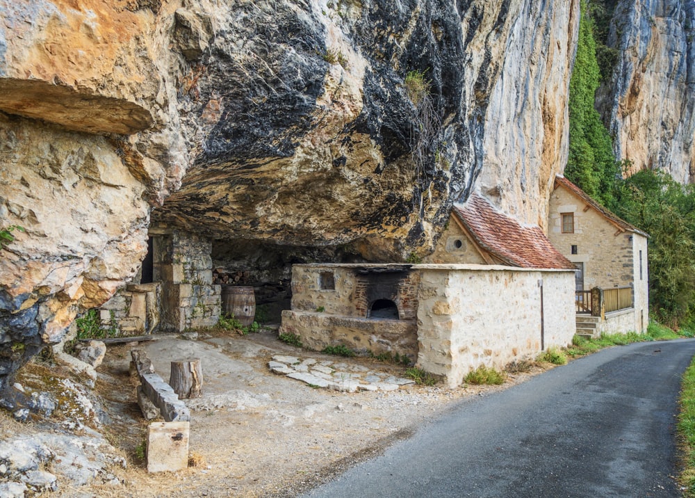 Una antigua casa de piedra construida en la ladera de un acantilado