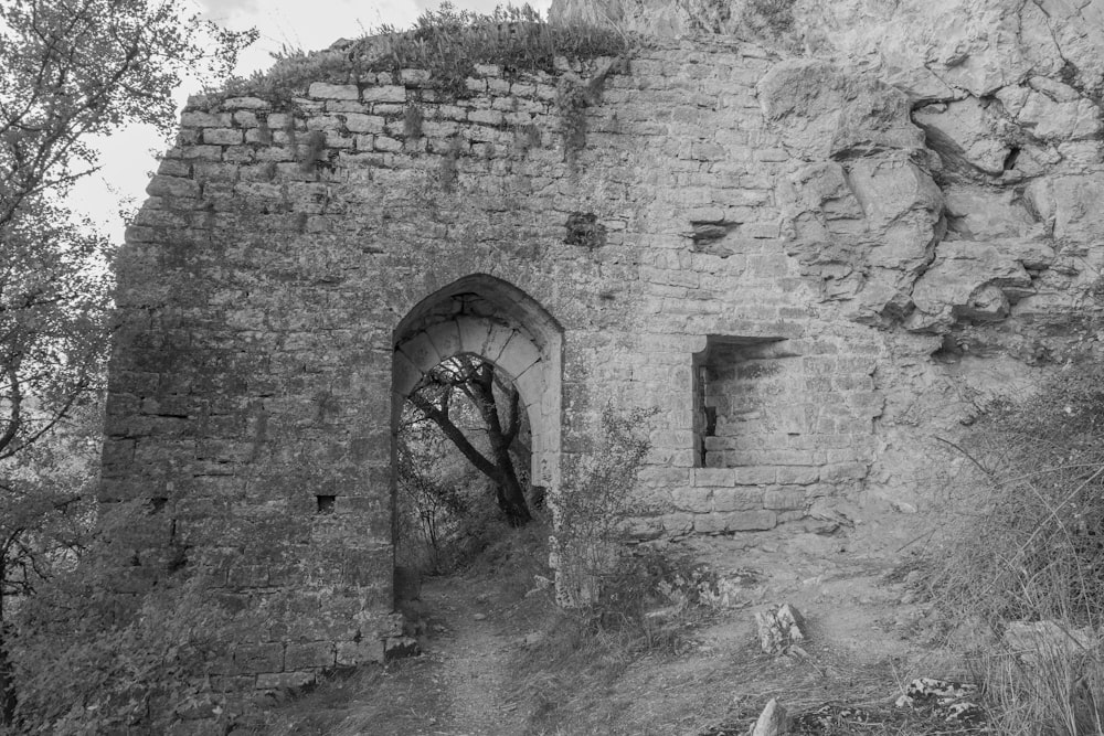 Una foto en blanco y negro de un edificio de piedra