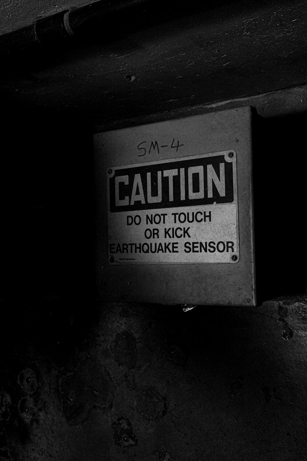 uma foto em preto e branco de um sinal de advertência